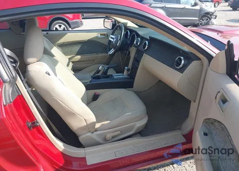 2008 Ford Mustang V6 Deluxe/V6 Premium z USA, uszkodzony, nr VIN 1ZVHT80N985196505